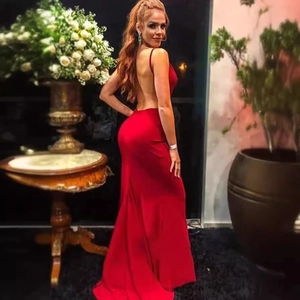 Elegantes rotes rückenfreies Satinkleid mit figurbetontem Meerjungfrau-Stil und langer Schleppe