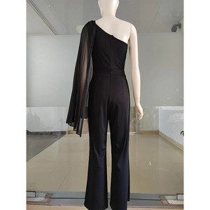 Combinaison noire asymétrique avec manche en tulle transparent et pantalon large