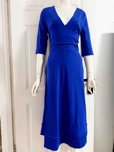 Vue détaillée de la robe bleu roi à col en V avec taille cintrée et détails plissés