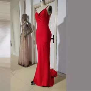 Elegantes rotes Abendkleid mit Wasserfall-Ausschnitt, Spaghettiträgern und Meerjungfrau-Saum