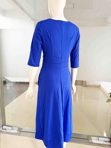 Détail d'une robe bleu roi montrant le dos plissé et les bandes de cintrage à la taille