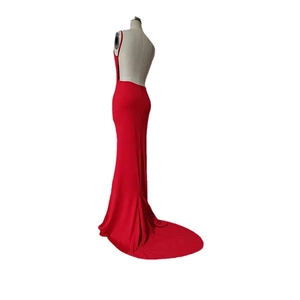 Elegantes rotes rückenfreies Meerjungfrau-Abendkleid mit langer Schleppe auf Schaufensterpuppe