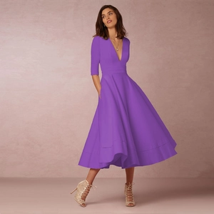 Détail d'une robe violette à col en V profond avec manches mi-longues et jupe évasée
