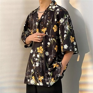 Vintage loose-fit Hawaiian short sleeve shirt with floral print and chest pocket