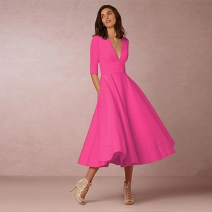 Vue détaillée de l'ourlet à double couture sur cette robe de soirée fuchsia à col en V