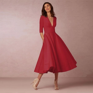 Détail de la robe longue rouge avec décolleté en V profond et manches trois-quarts