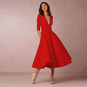 Robe mi-longue rouge élégante avec col en V, manches mi-longues et jupe ligne A