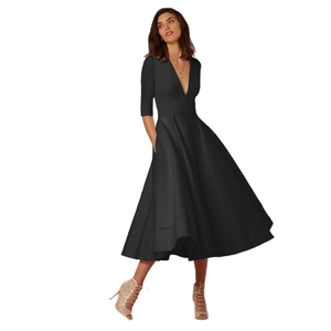 Robe noire mi-longue élégante avec col en V profond, manches 3/4 et poches latérales