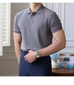 Détail d'un polo gris à manches courtes côtelé avec col à revers classique à 3 boutons