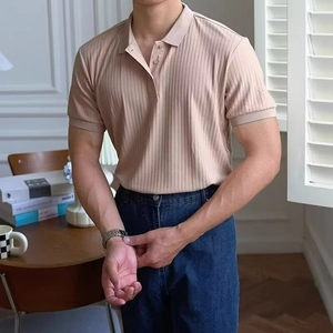 Polo homme beige ajusté en maille côtelée avec manches courtes pour un style décontracté