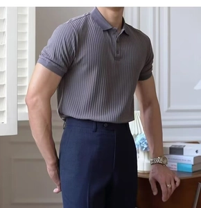 Détail d'un polo gris pour homme montrant la texture côtelée verticale et le col boutonné
