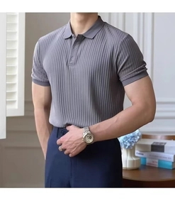 Détails de la maille côtelée grise et col polo boutonné pour un look chic et décontracté