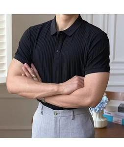 Détail d'un polo en maille noir coupe ajustée avec col classique et trois boutons