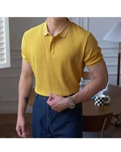 Détail d'un polo en maille jaune montrant des rayures verticales et un col côtelé classique