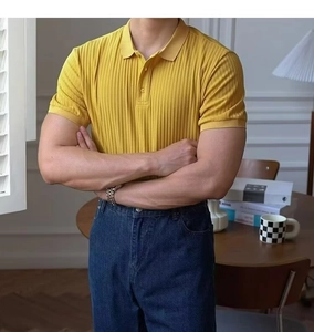 Détail montrant la texture en maille côtelée et le col polo boutonné en jaune moutarde