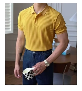 Détail d'un polo jaune en maille côtelée avec texture verticale et patte de boutonnage
