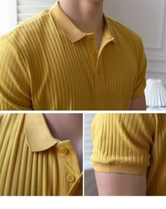 Détail d'un polo pour hommes jaune moutarde à rayures verticales et poignets côtelés