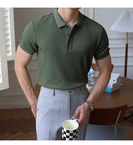Détail du polo vert foncé en maille côtelée avec col boutonné et coupe ajustée