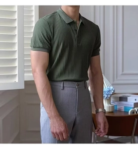 Détails du polo en maille côtelée vert foncé avec col classique et boutons élégants