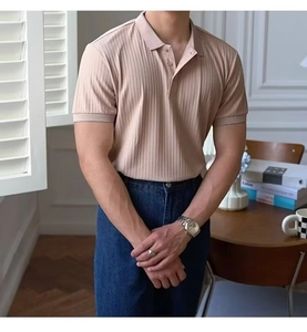 Gros plan sur le polo beige à texture côtelée et col classique à trois boutons