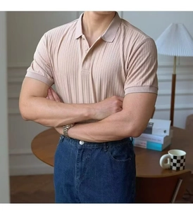 Détail d'un polo en maille côtelée beige clair, coupe ajustée avec col à revers