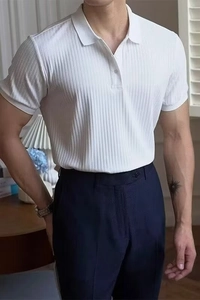 Détail d'un polo blanc ajusté en maille côtelée avec un tissu texturé et un col classique