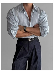 Dettaglio della camicia in lino a righe azzurre con colletto classico e righe sottili