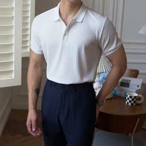 Polo blanc à manches courtes pour homme avec texture côtelée et col à revers élégant