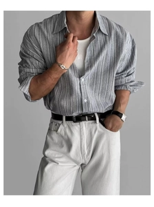 Dettaglio della trama del tessuto della camicia grigia a righe e stile accessori maschili