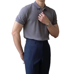 Polo homme gris foncé à manches courtes et coupe ajustée avec texture à rayures verticales