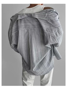Vista posteriore di una camicia da uomo a righe sottili oversize in cotone e lino