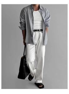 Camicia in lino a righe azzurre con gilet bianco e borsa tote in pelle nera capiente
