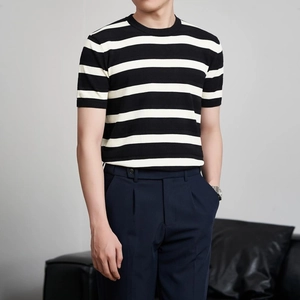 Nahaufnahme von Herren-Kurzarm-Strickshirt mit schwarz-weißen horizontalen Streifen