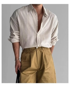 Dettaglio camicia vintage a righe in cotone e lino con vestibilità ampia e casuale