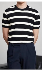 Detail eines kurzärmeligen Strickhemds mit schwarz-weißen Streifen und Rippbündchen