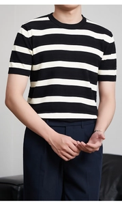 Detail eines kurzärmeligen Strick-T-Shirts mit schwarz-weißen Streifen und Rundhalsausschnitt