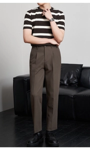 Detail einer dunkelbraunen Business-Hose mit geradem Schnitt und hochwertigem Fallstoff