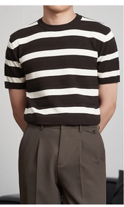Detail eines gestreiften Strick-T-Shirts für Herren in schmaler Passform mit Rundhals