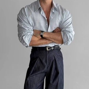 Camicia uomo vintage a righe azzurre con pantaloni in denim a gamba larga e vita alta