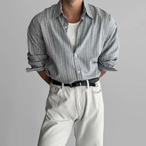 Camicia uomo a righe in cotone lino con canotta bianca e pantaloni in denim bianchi
