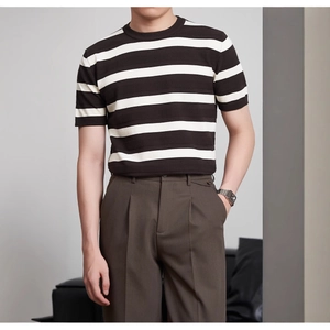 Lässiges Sommeroutfit für Herren mit schwarz-weiß gestreiftem Kurzarm-Strickhemd