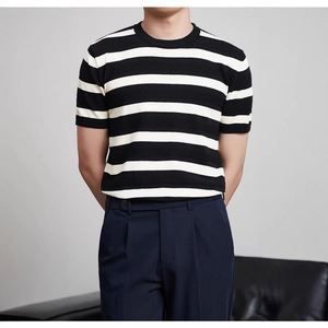 Schmal geschnittenes Herren-Strickshirt mit vertikalen Streifen und schwarzem Rundhalsausschnitt