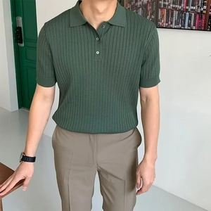 Dunkelgrünes Rippstrick-Poloshirt für Herren in Slim Fit mit kurzen Ärmeln und Revers