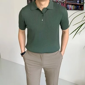 Dunkelgrünes gestricktes Herren-Poloshirt in Slim Fit mit vertikaler Rippenstruktur