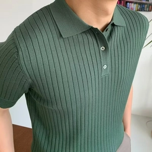 Dunkelgrünes Polo-Strickshirt für Herren mit vertikaler Rippenstruktur und Reverskragen