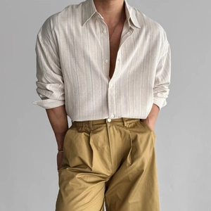 Completo uomo camicia a righe beige a maniche lunghe e pantaloni casual kaki