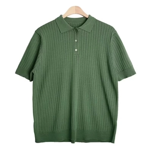 Detailstruktur des dunkelgrünen gerippten Strick-Poloshirts mit einer Drei-Knopf-Leiste