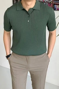 Makroaufnahme des dunkelgrünen Strick-Poloshirts in Slim Fit mit feiner Struktur