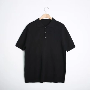 Detail eines schwarzen Strick-Poloshirts mit vertikaler Rippstruktur und Knopfkragen für Herren