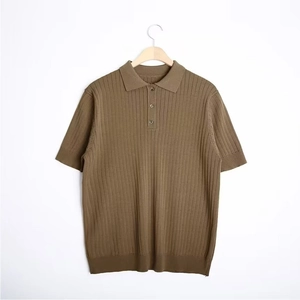 Detail eines schmal geschnittenen Strick-Poloshirts mit Rippenstruktur und Knopfleiste
